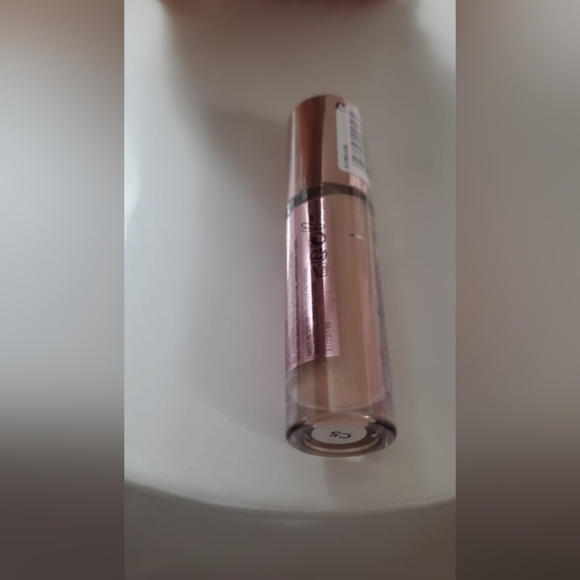 Makeup Revolution Conceal and Define Foundation, Full Coverage & Matte Finish.🌴 - Picture 5 of 11